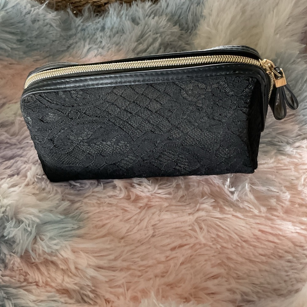 Victoria's Secret Black LACE Make Up Bag with gold bow,clear inside ❤️
EUC - Picture 6 of 6